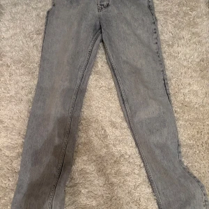 WEFASHION jeans - Gråa jeans i storlek 28/32 regulator fit.