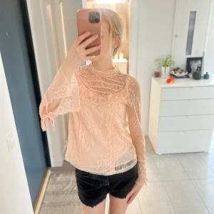 Rosa spetsblus - En otrolig blus! Storlek 34 från River Island. I mycket fint skick 💗