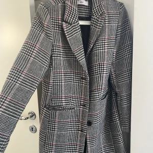 Kappa från ellos - Medellång kappa från ellos i storlek 36, knappt använt