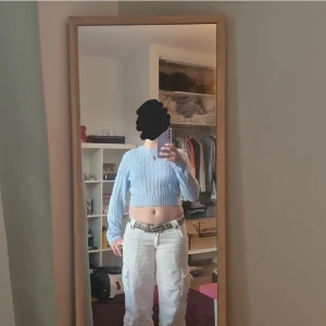 Ljusblå tröja🩵 - Säljer en superfin ljusblå croppad tröja från H&M Divided. Den är stickad med ett ribbat mönster och har långa ärmar. Perfekt för vår och höst när du vill ha något stilrent och bekvämt. Passar både till jeans och kjol!