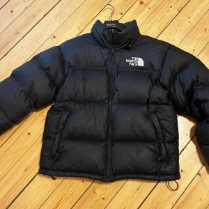 North Face Jacka - Säljer denna extremt snygga North Face jackan som passar perfekt till vintern! Endast använd en säsong, i bra skicka(8,5/10) Nypris ≈3000kr, pris diskuteras vid snabb affär!