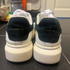 Alexander McQueen  - Kopior av Alexander McQueen 💙Fått dessa skor i present och har därför inte mycket information. Står ingen storlek i skon, men de passar mig som har storlek 38/39😊 Sula saknas i skon som syns på 4de bilden. Helt nya snören!😊