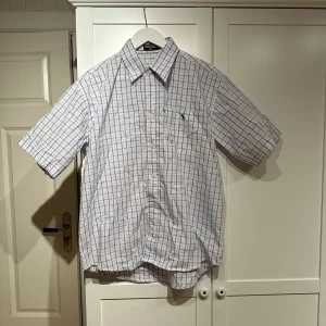 Ralph lauren skjorta - Skön luftig ralph lauren t-skjorta Storlek L Jag har i vanliga fal M men tycker den passa bra som oversize. Gammal men bra skick