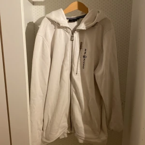 Sail Racing - Tjena jag säljer nu min sail racing zip hoodie i skick 7/10. Den är i väldigt bra skick på utsidan för att vara en vit tröja men den är rätt så nopprig på insidan. Priset går att diskutera och hör gärna av dig om det är något du funderar på.