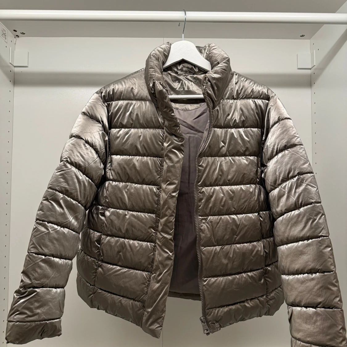 Silverfärgad pufferjacka från Zara