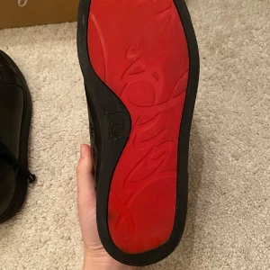 Louboutin  - Louboutin skor, passar mig som vanligtvis har 37, några små defekter, skriv privat för fler bilder, pris kan diskuteras, allt på bilden medföljer, väldigt bra skick annars. Knappt använda så dem är nästan som nya 