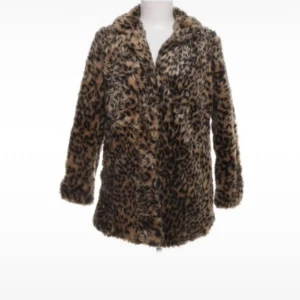 Leopardkappa - Fuskpälskappa med leopardmönster. Ena fickan har ett hål men annars bra skick. Passar xs/s möjligtvis m