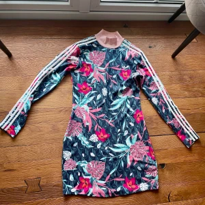 Klänning  - Aldrig använd. 