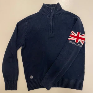 Henri loyd halv zip - Rikgit fet Henri loyd i väldigt bra skick skulle säga 9/10, nypris ca 1500kr, Jag är 185cm och väger ca 68kg skulle säga att den passar mellan 176-185, Skriv vid minsta fråga eller fundering👍🔥
