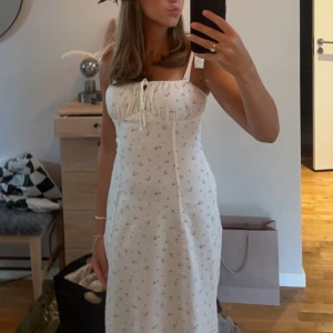 Blommig klänning  - Intressekoll på en klänning som endast kommit till användning en gång under midsommar.