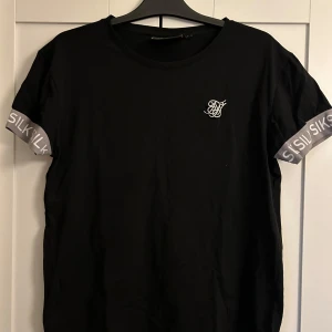 Svart T-shirt  - En svart T-shirt från siksilk, tyvärr lite spruckna sömmar under armarna