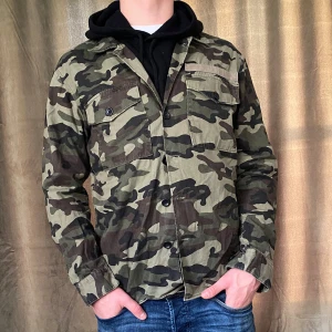 Overshirt - Camo  - Tja! Säljer denna snygga overshirt som passar perfekt nu när det är höst. Bra kvalitet och inga defekter! Det är storlek L men sitter som M. Vid minsta fråga eller fundering hör av er 🤝