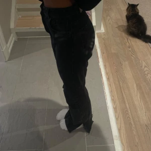 Asos jeans  - Fina asos jeans som är lite slitna längst ner, de är de ÄNDA teckent på användning därav priset. Dem går inte att få tag på längre. 