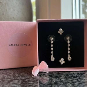 Örhängen  - Två par örhängen silverörhängen. Säljes tillsammans.🌟