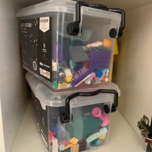 Lego - 40kr per låda