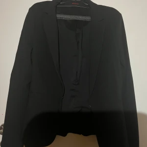 Kavaj  - Svart fin kavaj som är använd 2 gånger Max. Ligger bara i garderoben och ej används.  Storlek: S  Färg: svart   pris kan diskuteras. 