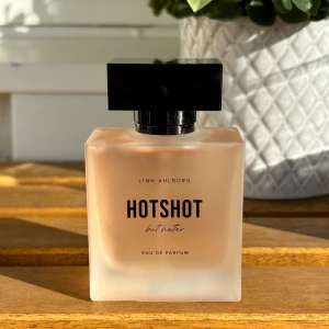 Hotshot But Hotter EdP 50 ml. Linn Ahlborg x Nordicfeel - Säljer Hotshot But Hotter EdP 50 ml av Linn Ahlborg i samarbete med Nordicfeel.  Endast testsprayad och i mycket bra skick. Doftar jättegott men den har inte passat mig och har därför stått oanvänd. Denna parfym finns inte längre att köpa.