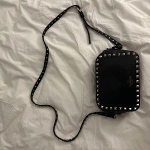 Valentino spike bag - Säljer denna superfina spike bag ifrån Valentino❤️ dust bag och äktabevis finns, kan gå ner i pris vid snabb affär❤️