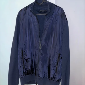 J Lindeberg Cardigan - En riktigt snygg cardigan från J. Lindeberg i storlek L. Använd ett fåtal gånger och säljer den då den är för liten för mig. Hör av er vid intresse eller fler bilder!:) Nypris runt 2500kr