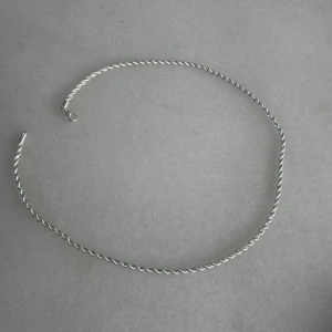 Halsband och armband  - Ett set på 50.8 cm   Pris kan förhandlas 