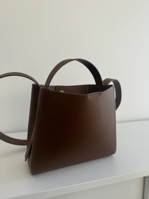 Brun väska  - Som nyskick. 