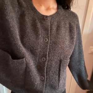 Stickad kofta - Mörkgrå stickad kofta från Zara💕