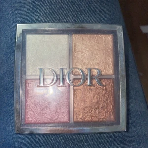 Dior palett - Säljer dior higliter palett. Jag e lite osäker på om jag vill sälja den. Köpte den för en vecka sen så den e ganska ny.  Färg står på baksidan.  Nypris 600kr  Säljer den för 500kr  Pris kan diskuteras💕