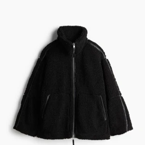 Svart teddyjacka med dragkedja - Säljer en supermysig svart teddyjacka.  Storlek M,  oanvänd med prislapp kvar . 