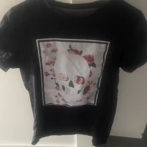 Limitato t-shirt! - Tja! Säljer en gammal limitato t-shirt som är extremt sällsynt. Skicket är ok, har ett hål på framsidan som ni ser på bilden och tröjan är tvättad många gånger, annars inget fel. Pris kan diskuteras, vill bara bli av med den. Allt gott /T