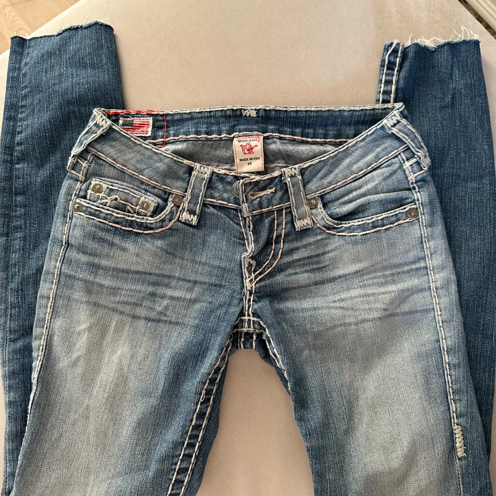 I jättefint skick low waist storlek 25 74cm innerbenslängd. Jeans & Byxor.