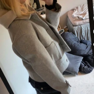 Teddyjacka  - En fin mjuk kort kappa som är helt sprillans ny. Säljer för har två stycken! Skriv om du är intresserad , priset kan alltid diskuteras.