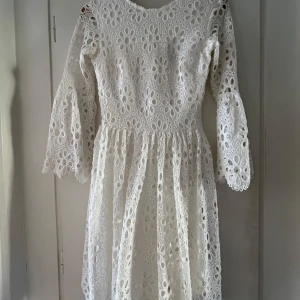 Vit spetsklänning från Bubbleroom - Säljer en superfin vit spetsklänning från Bubbleroom i storlek 34. Klänningen har ett fint blommigt mönster och långa ärmar. Perfekt för studenten och midsommar! 