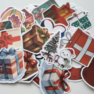 35st julklappar/presenter klistermärken/stickers  - Klistermärken/stickers Motiv: jul, julklappar, presenter, Antal: 35st Skick: ny/oanvänd  Kul att använda till pyssel, scrapbooking och annat. Kan tex användas till att dekorera din bärbara dator, anteckningsbok, resväska, etc. Kolla gärna in mina andra annonser 