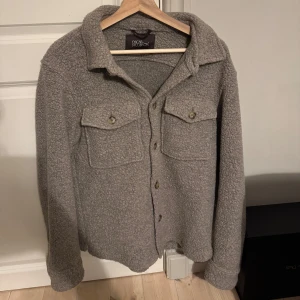  fleecejacka från Oscar Jacobson -  fleecejacka från Oscar Jacobson. Jackan är i super fint skick. Storlek 46 motsvarar S/M