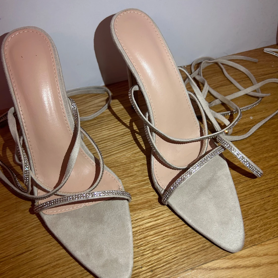 Beige sandaler med glittriga remmar - 92