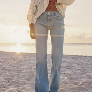 Ljusblåa jeans zara  - Snygga ljusblåa lågmidjade bootcut jeans från zara som är helt slutsålda. Använd ett fåtal gånger där med väldigt bra skick! är ca 170 lång💖🥰