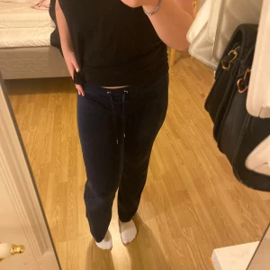 Mjukis byxor  - Mörkblåa mjukis byxor med knyte i midjan💙Medel waisted & perfekt i längden på mig som är 170cm lång. Använd fåtal gånger, med inga tecken på användning💙