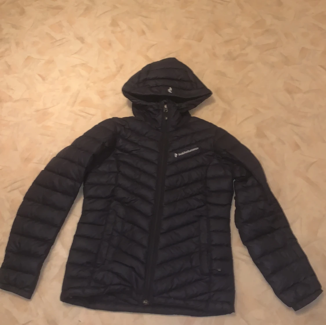 Svart dunjacka från Peak Performance