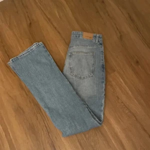 Lågmidjade jeans - Säljer dessa jeans från Gina då jag ej får någon användning för de, priset går absolut att diskutera☺️ hör gärna av er🤗