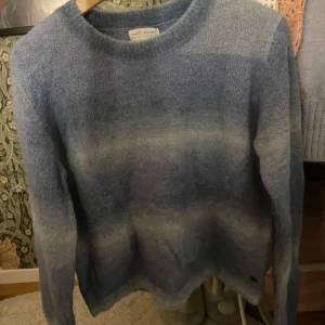 Stickad tröja - Unik stickad tröja ifrån pull&bear. Använd fåtal gånger, inga defekter eller spår av användning. Skriv för flera frågor 💞💞