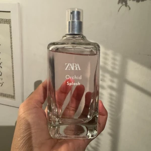 zara parfym - en blomming & sött-sur doft för köparen som gillar blommiga dofter! använt bara 2-3 gånger, köparen står för frakten (säljs inte längre i butik)🫶🏽