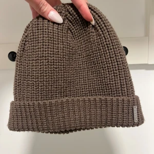 Oanvänd mössa från Aimn - Stretchig och ganska tjock. 