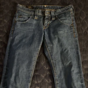 Blå jeans från Lee - Säljer ett par klassiska blå jeans från Lee. De har en snygg straight passform och är tillverkade i 100% bomull. Perfekta för en avslappnad stil med fem fickor och bälteshällor.