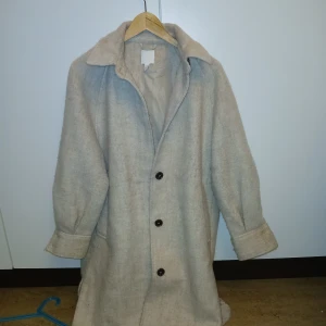 Beige kappa från H&M - Hej! Jag säljer min Beige kappa från HM som kostade 600 kr den är nästan helt oanvänd o är i gott skick jag säljer pga fel strl. Strl XS jag säljer den för 300 kr. Priset kan diskuteras. Jag tar swish Finns I Huddinge Centrum.