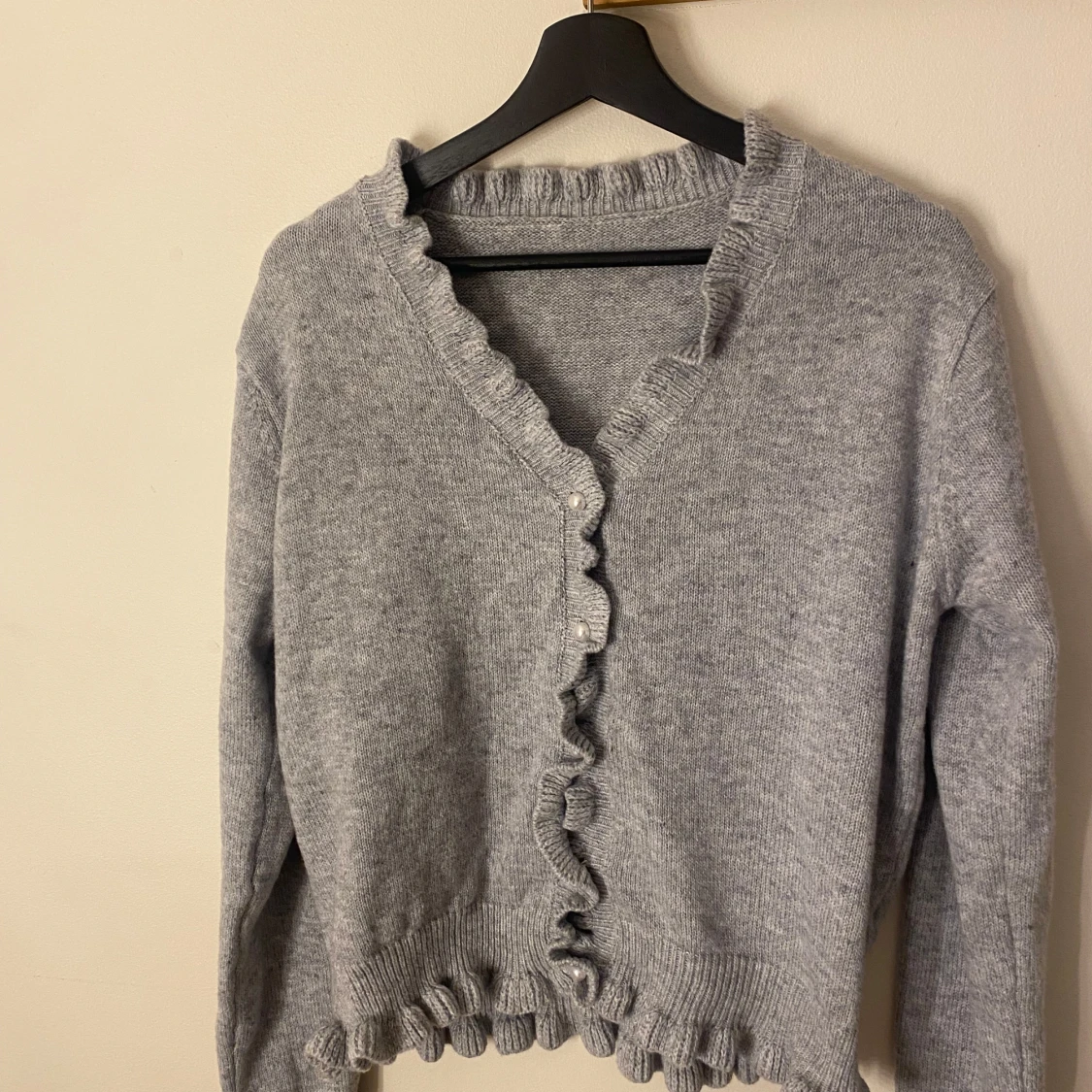 Grå kofta med volangdetaljer - 92