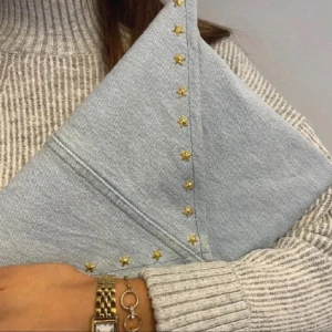 Datorfodral - Jättefint datorfodral i jeans material! Köpte från plick ett tag sen men knappt använt💕 De guldiga stjärnorna har jag tagit bort annars precis som på bilden!💗