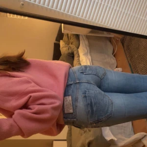 Blå jeans från  - Säljer ett par skit snygga, vädligt lågmidjade jeans. Oklart märke köpta vintage. Storleken är 26/32🥰