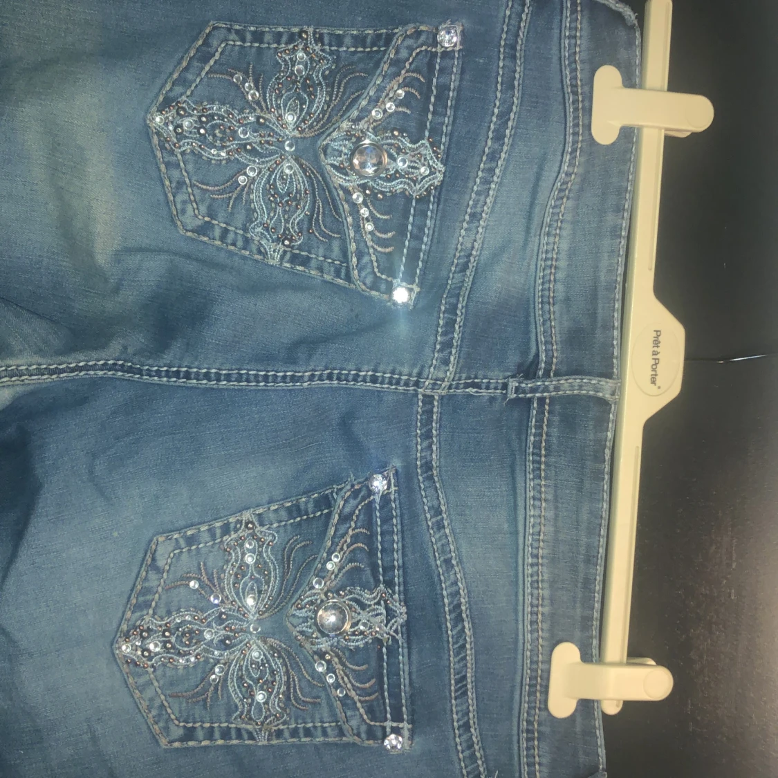 Blå jeans med broderade bakfickor med gems - 90
