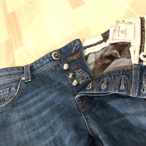 Tramarossa jeans leonardo strl 30 - schyssta jeans från det italienska märket tramarossa och är handgjorda. Nypris ca 5000kr.Strl 30, model: Leonardo. Skicket är bra och kvaliten toppen. Var inte rädd och skriva o fråga vid behov av fler bilder eller annan info👌