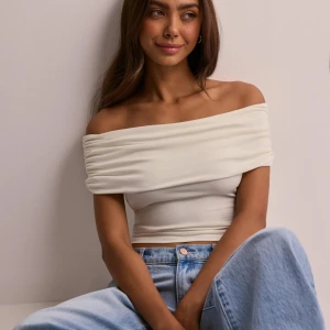 Vit/beige offshoulder topp från Only - Hej🩷 säljer min vita offshoulder topp med en croppad passform då den inte kommer till användning längre och är för kort för mig, denna fina topp är använd cirka 2 gånger så den är i väldigt bra skick🩷